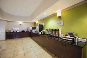 Free daily buffet breakfast - Sleep Inn & Suites Colby (Colby)