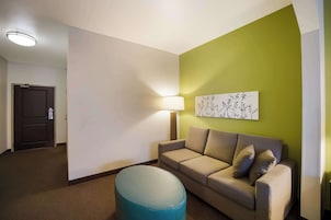 Ropa de cama de alta calidad y caja de seguridad en la habitación