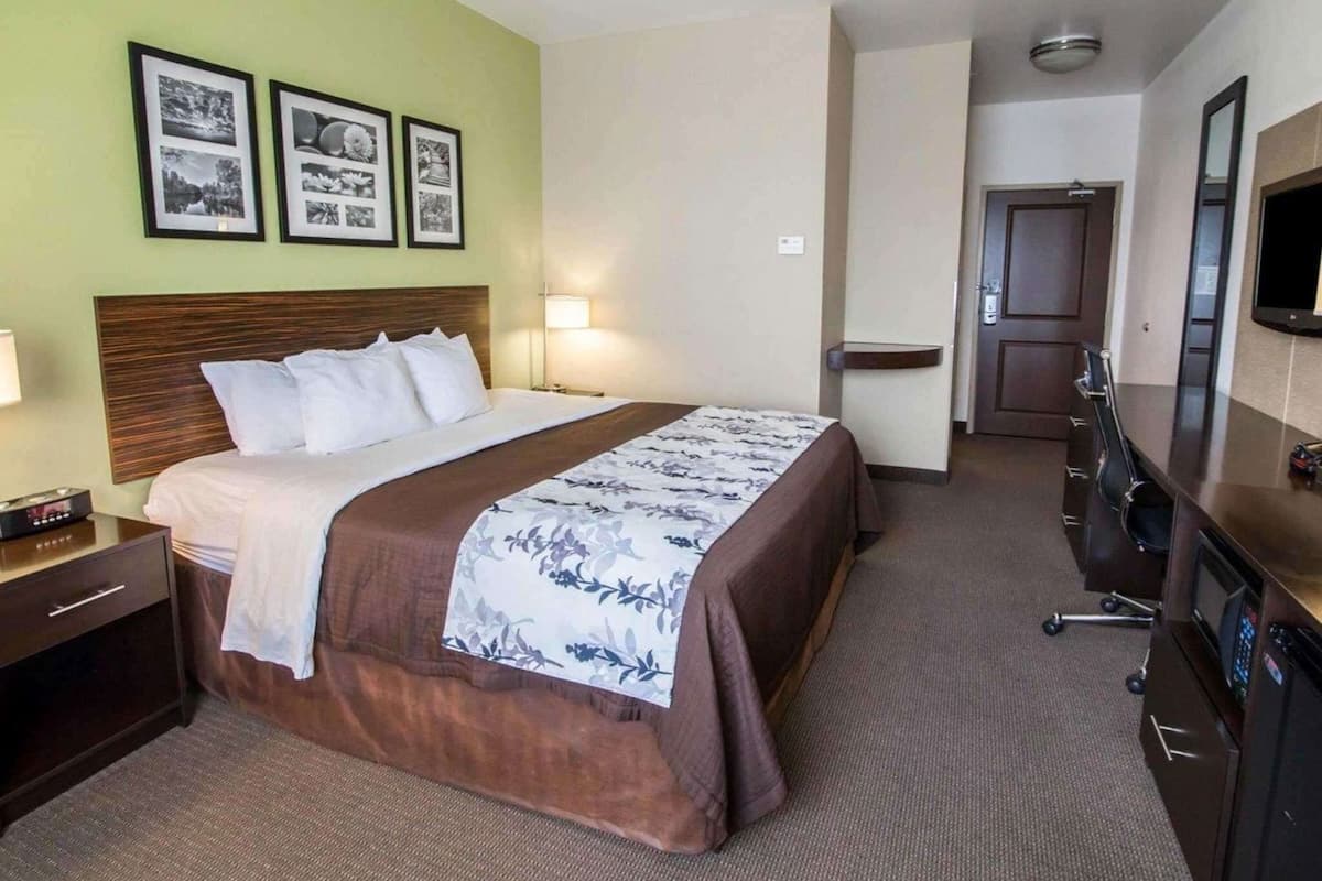 Premium bedding, in-room safe, desk, iron/ironing board
