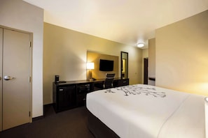 Standard Room, 1 King Bed, Non Smoking | Premium bedding, in-room safe, desk, iron/ironing board