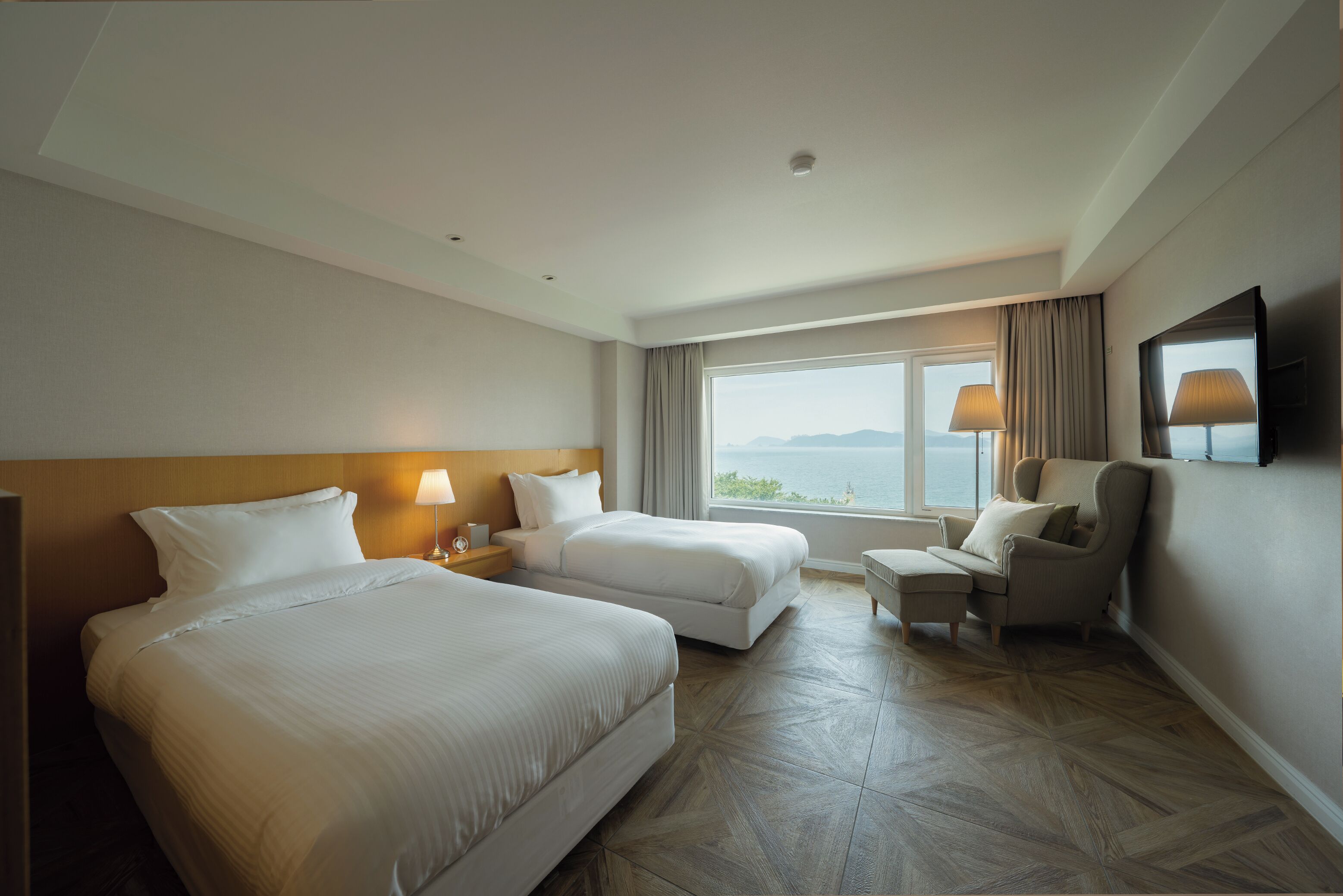 deluxe ocean twin | blackout curtains, rollaway beds, free wifi