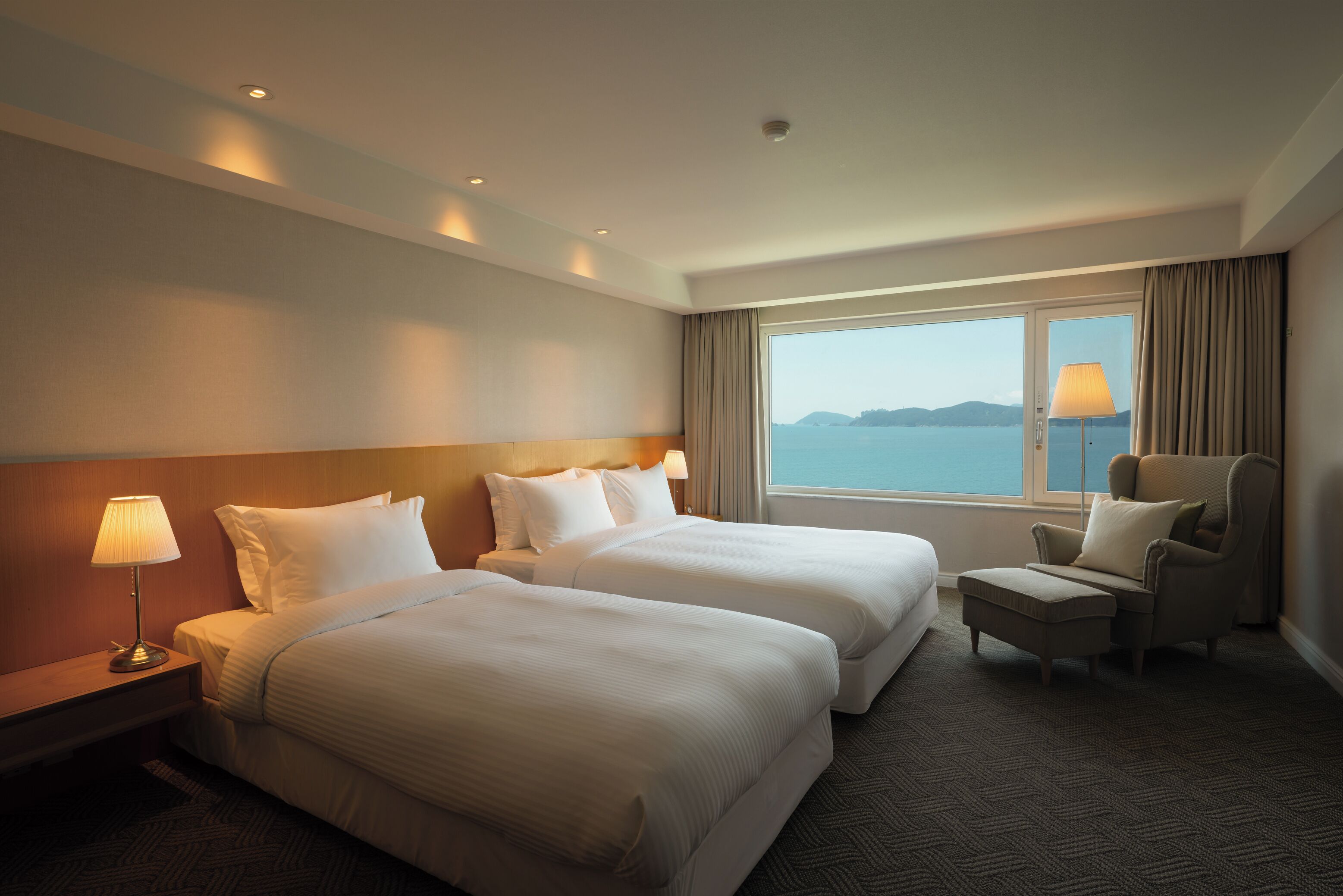 super deluxe ocean twin | blackout curtains, rollaway beds, free wifi