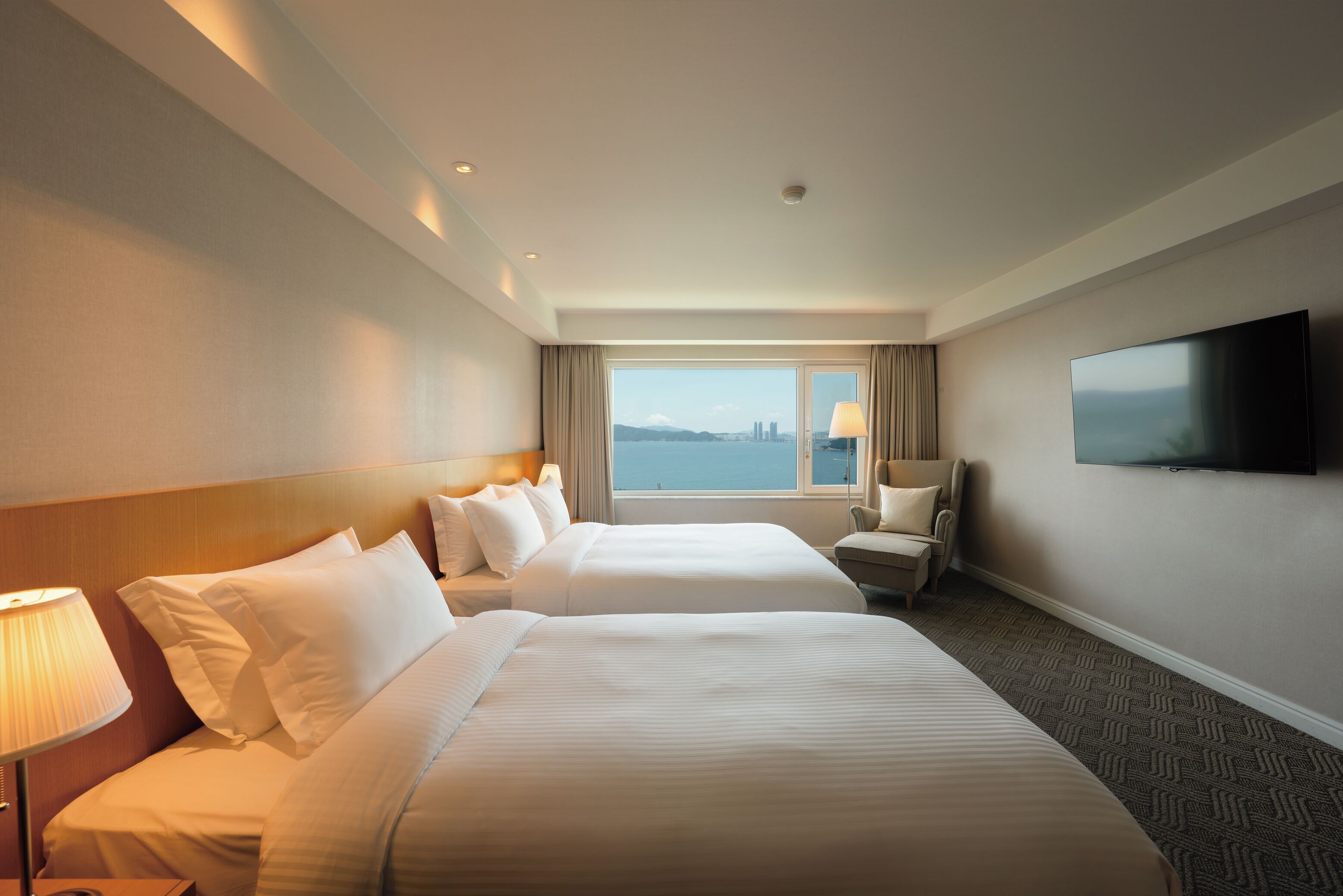 super deluxe ocean twin | blackout curtains, rollaway beds, free wifi