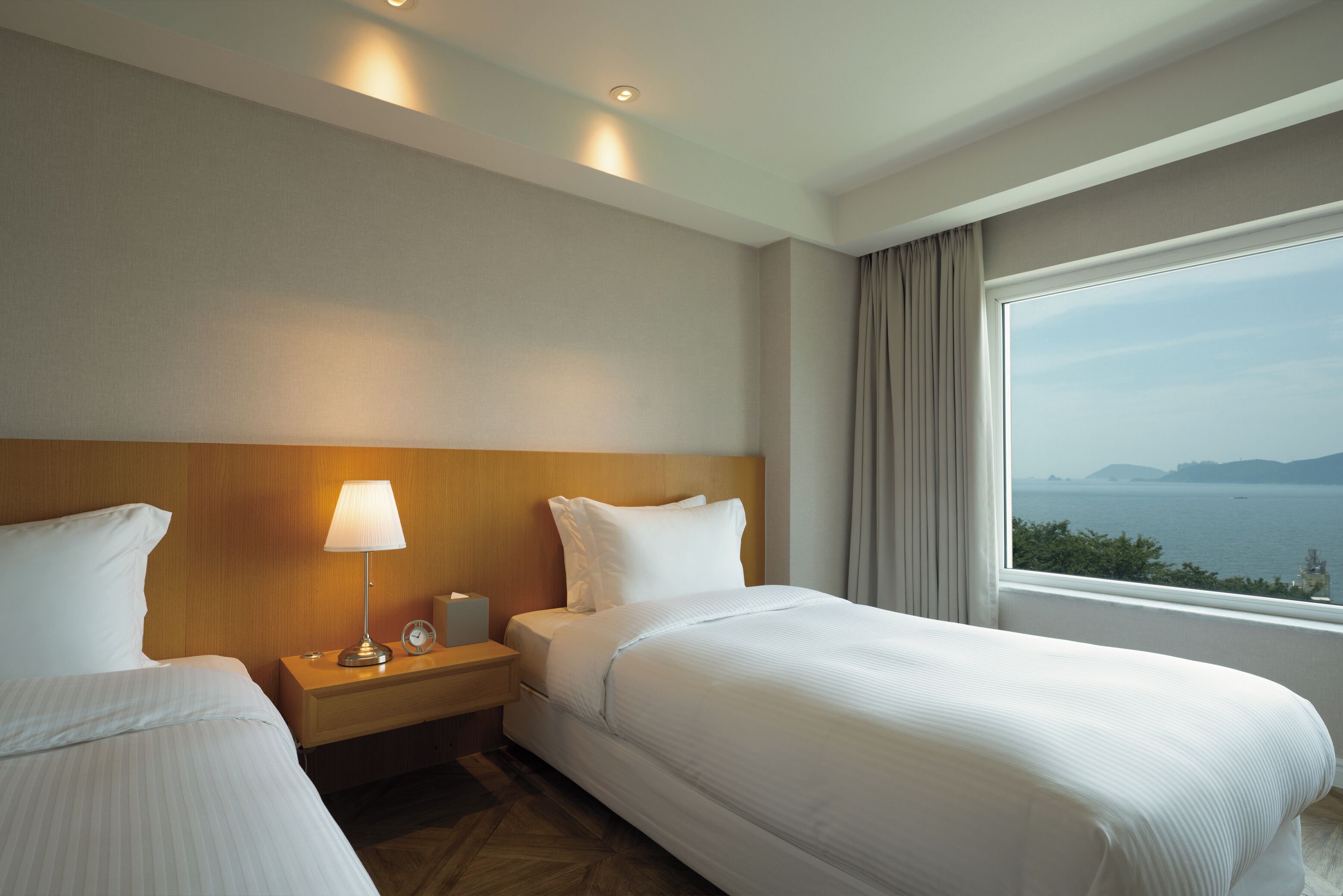 deluxe ocean twin | blackout curtains, rollaway beds, free wifi