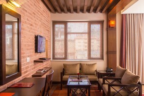 Deluxe-Suite | Wohnbereich | 32-Zoll-LED-Fernseher mit Satellitenempfang, Fernseher