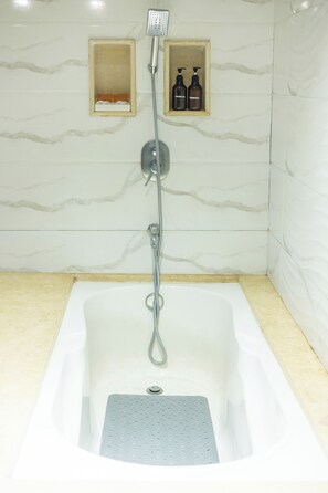 Shower, rainfall showerhead, free toiletries, bathrobes - Hotel Marshyangdi (Kathmandu)