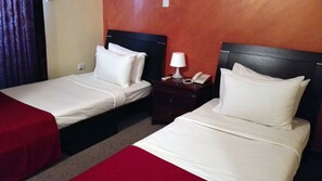 Habitació doble o amb dos llits individuals | Roba de llit d'alta qualitat, minibar i caixa forta a l'habitació 