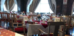 S'hi serveixen esmorzars, dinars i sopars 