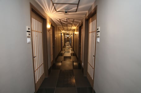 Escritorio, wifi gratis y ropa de cama