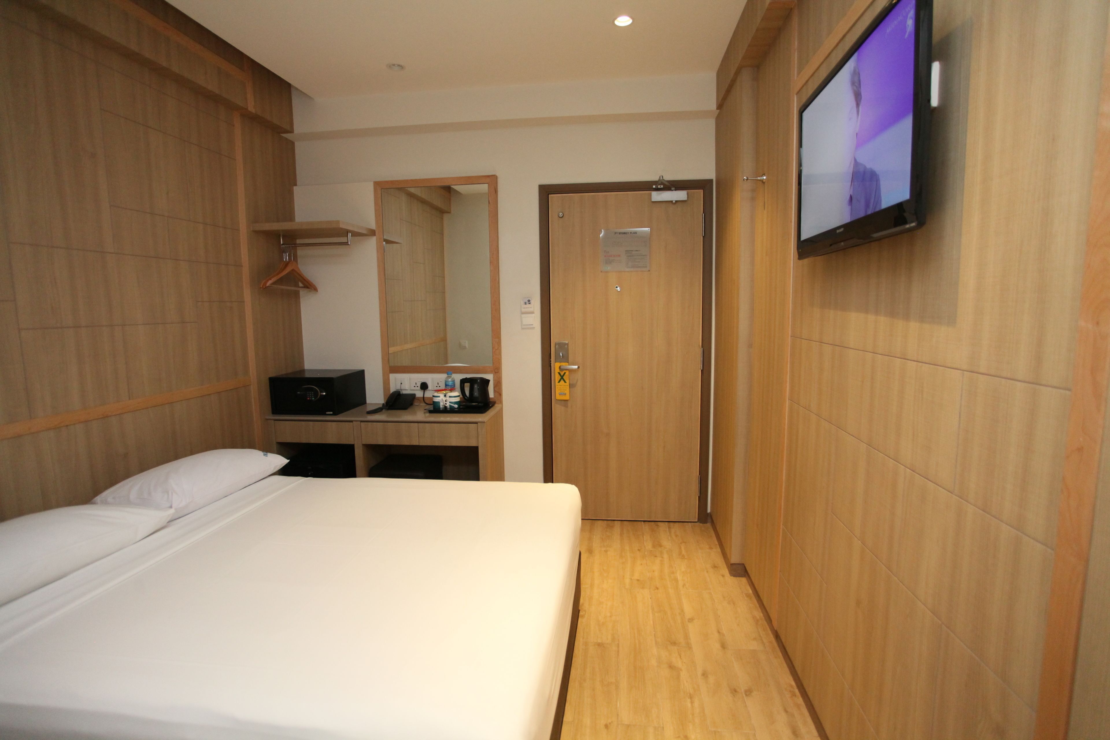 Escritorio, wifi gratis, ropa de cama