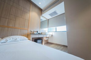 Deluxe Double Room | Desk, free WiFi, bed sheets - Hotel 81 Premier Star (Singapore)