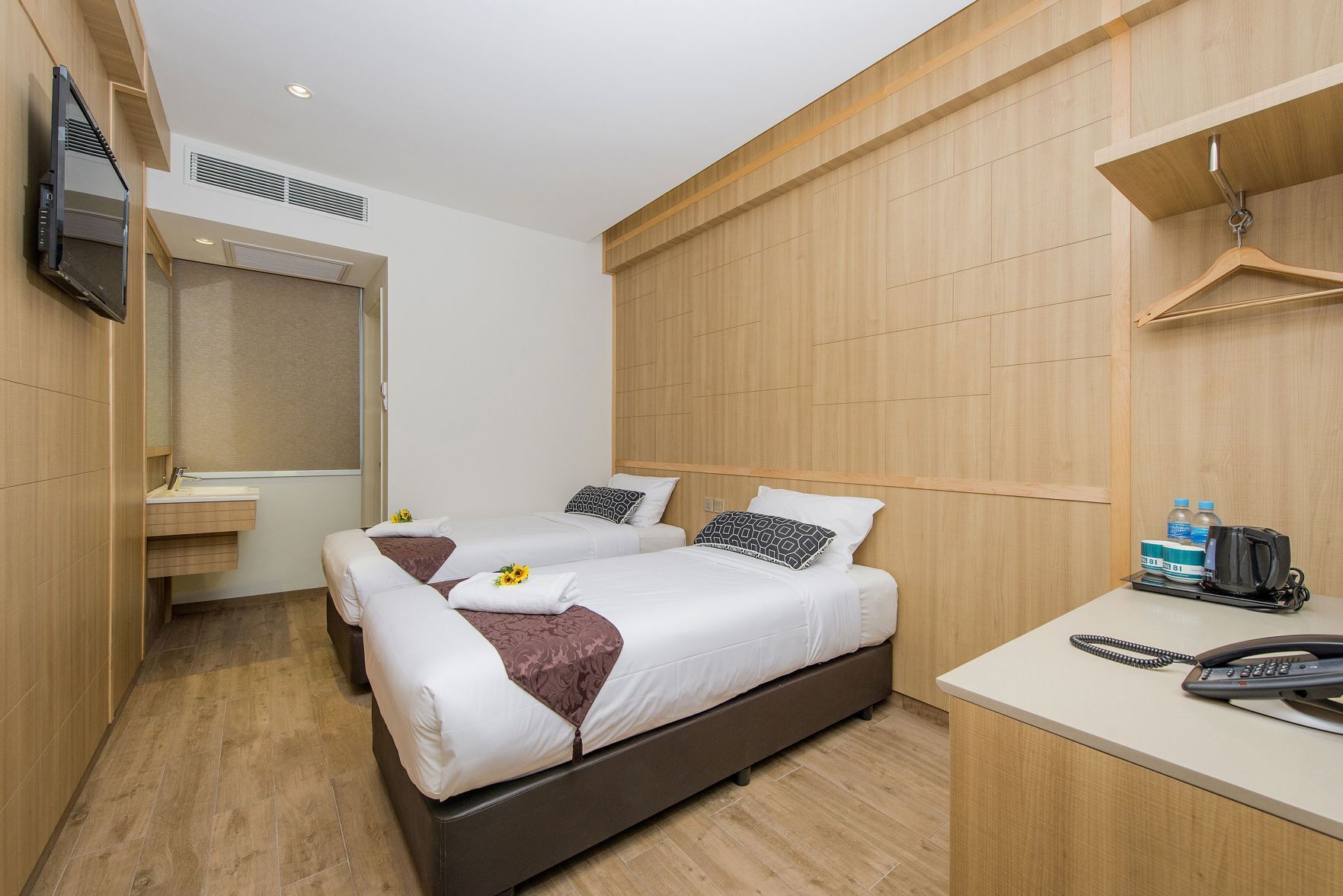 Escritorio, wifi gratis y ropa de cama 