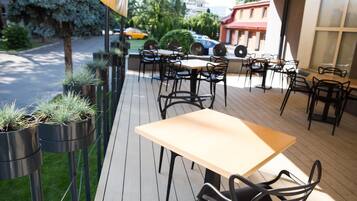 Petit déjeuner, déjeuner et dîner servis sur place