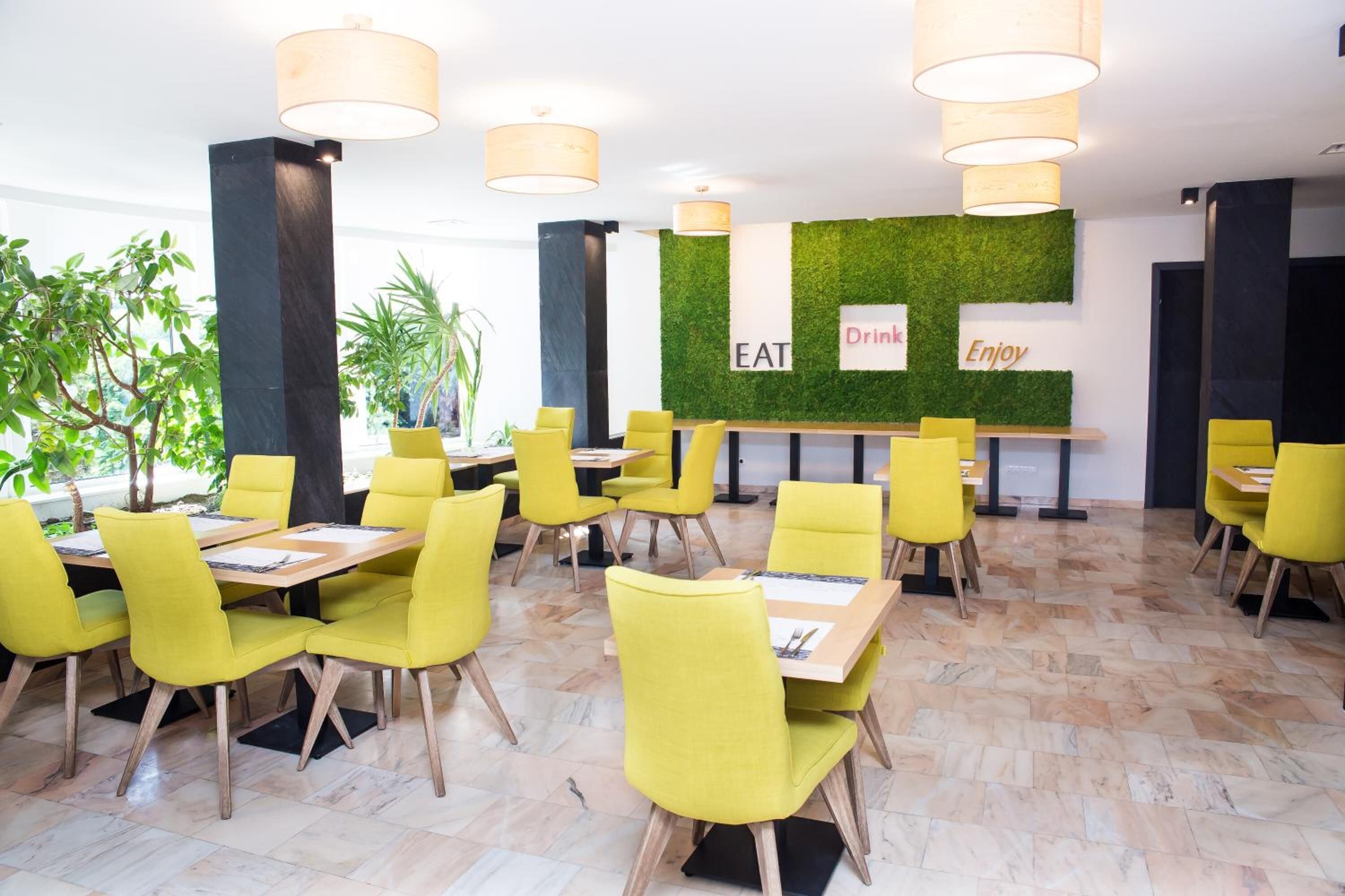 朝食、ランチ、ディナーに営業