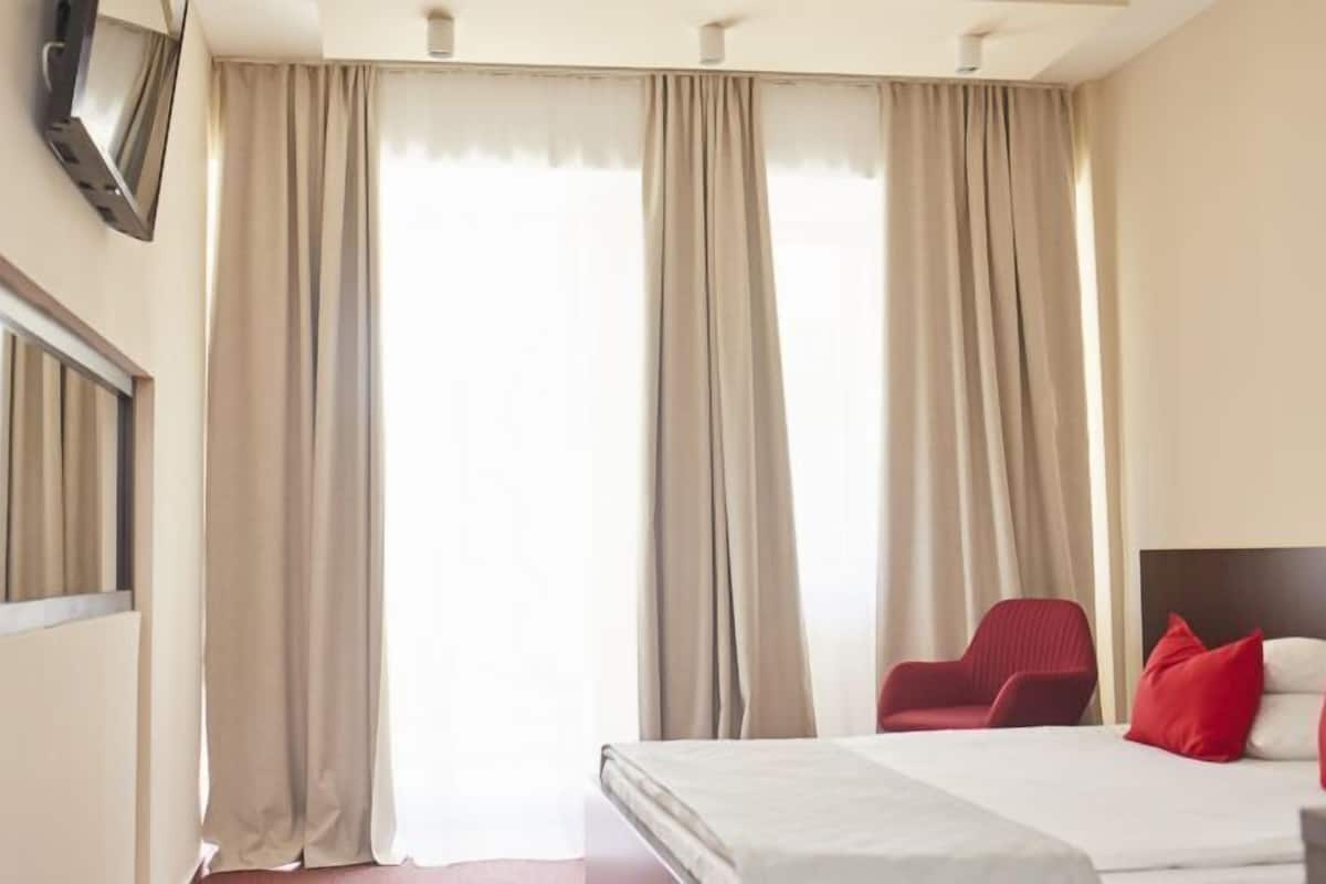 Chambre Double Affaires, 1 trĂšs grand lit | Minibar, coffres-forts dans les chambres, fer et planche Ă repasser