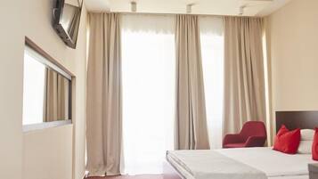 Kahden hengen businesshuone, 1 suuri parisänky | Minibaari, tallelokero huoneessa, silitysrauta/-lauta, ilmainen Wi-Fi