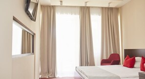 Business Double Room, 1 King Bed | Minibar, in-room safe, iron/ironing board, free WiFi