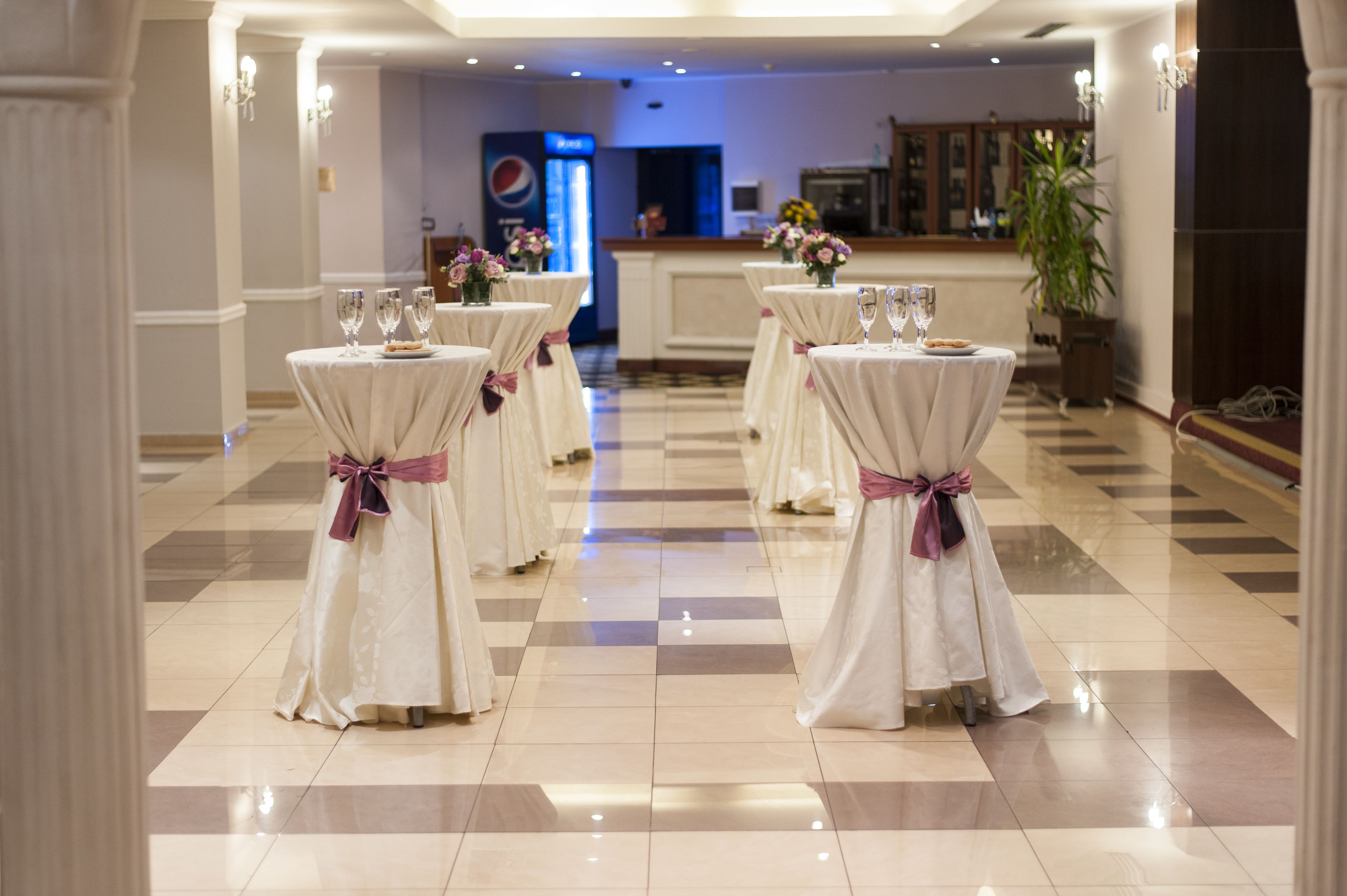 breakfast, lunch, dinner served; international cuisine