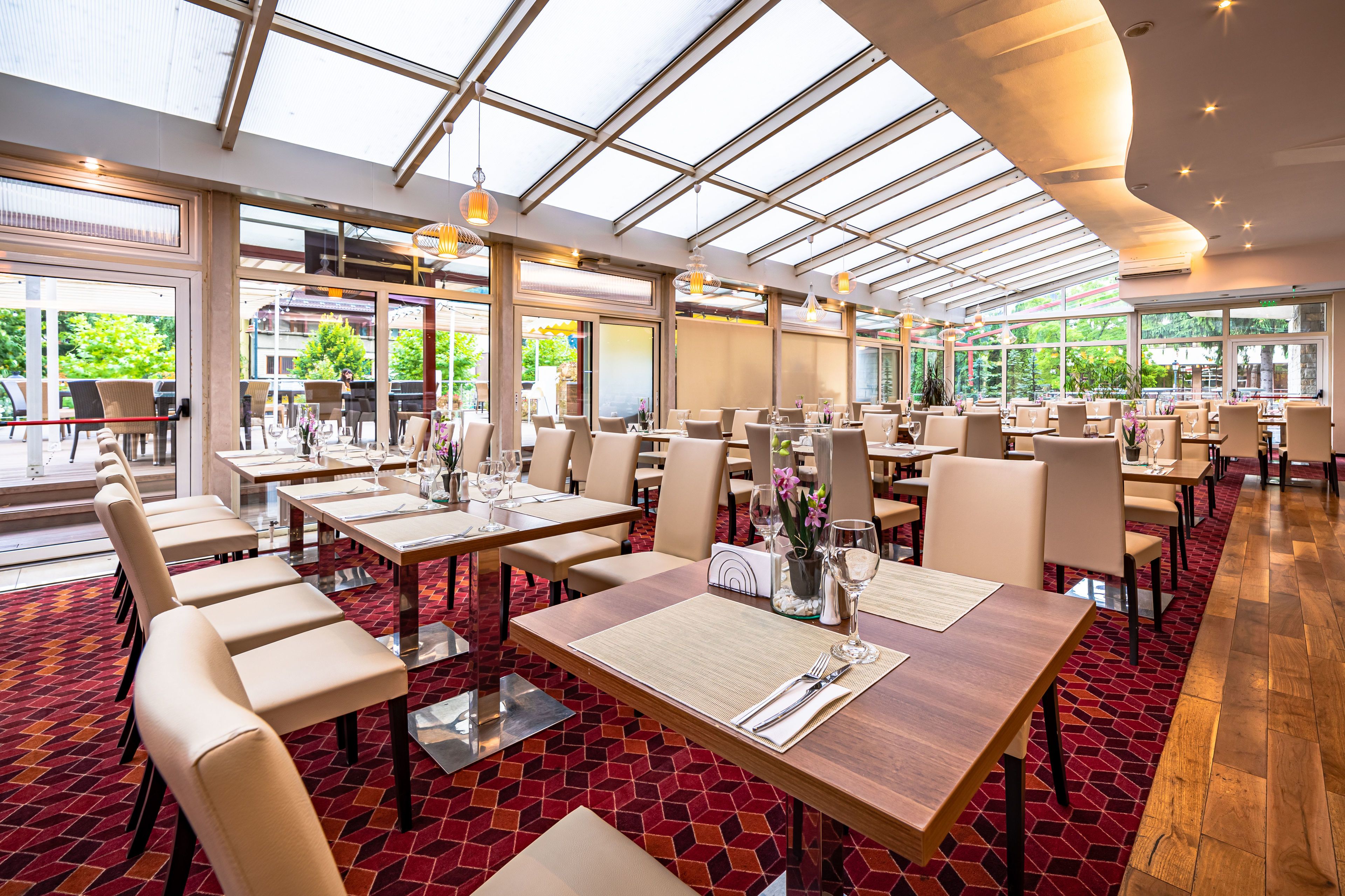 breakfast, lunch, dinner served; international cuisine