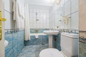 A bathroom with a bathtub, a sink, and a toilet. - Hotel Imparatul Romanilor (Sibiu)