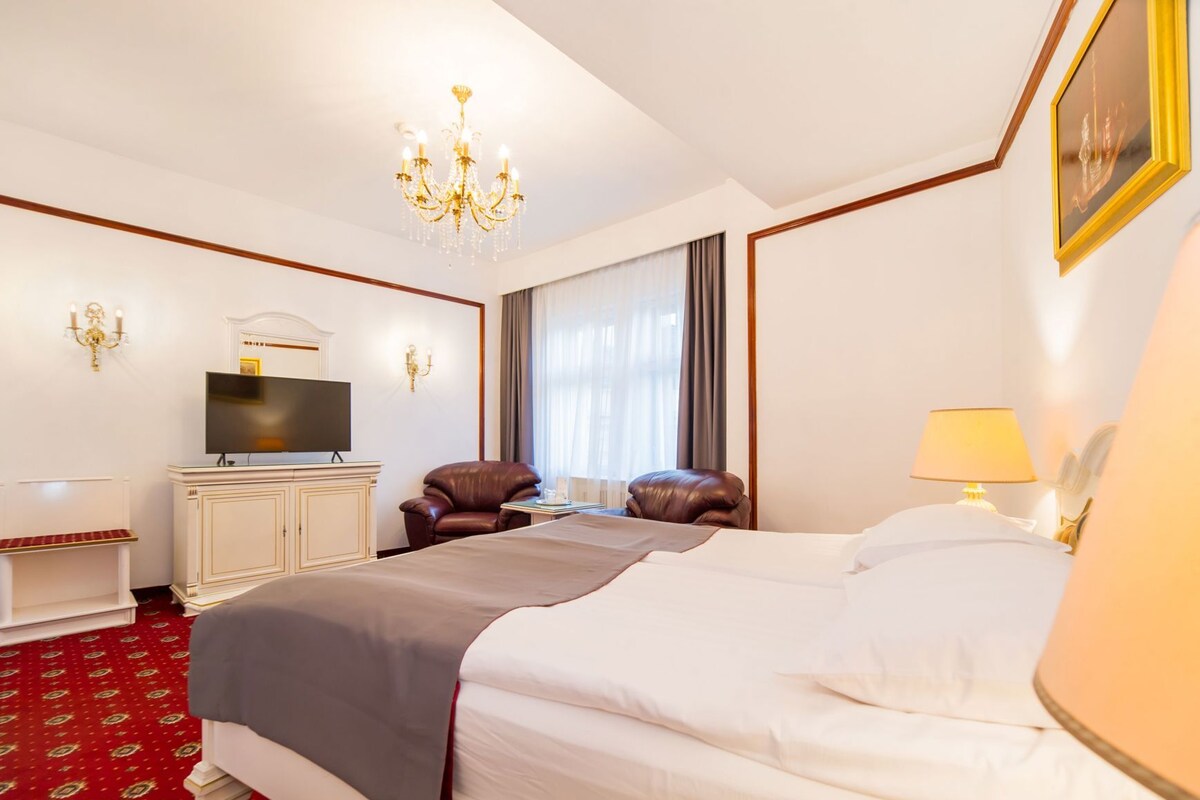 In-room safe, desk, laptop workspace, soundproofing