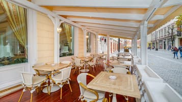 Breakfast, lunch, dinner served; local and international cuisine
