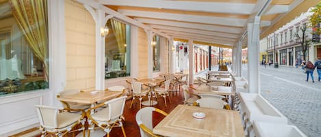 Se sirven desayunos, almuerzos, cenas y cocina local e internacional