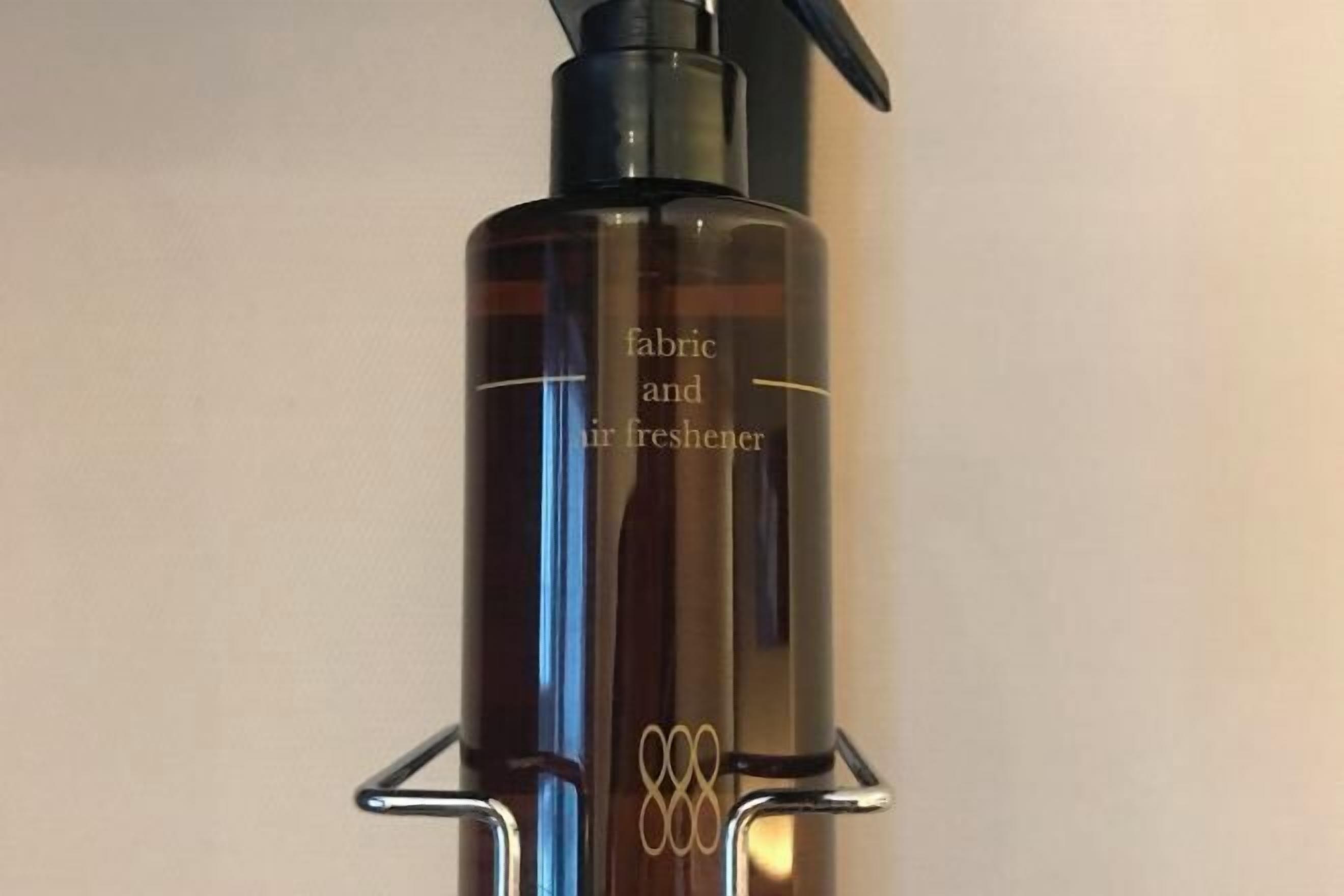 Separate tub and shower, hair dryer, slippers