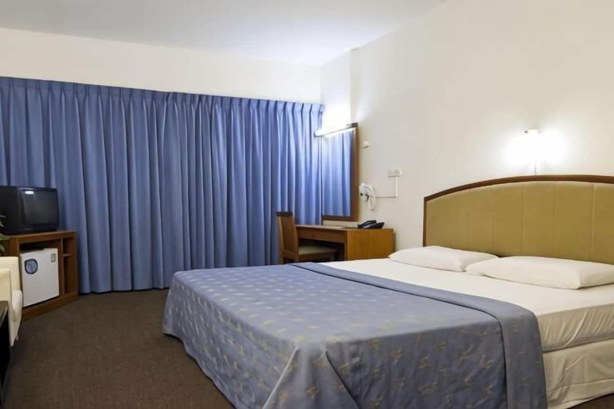 In-room safe, desk, free WiFi