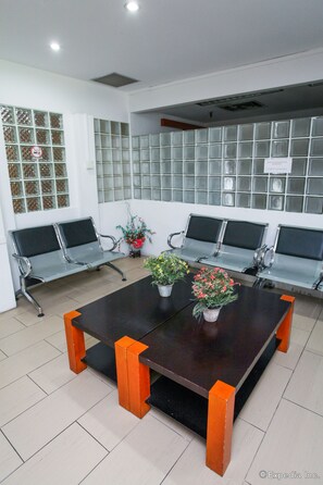 Lobby sitting area - Hotel Supreme (Singapore)