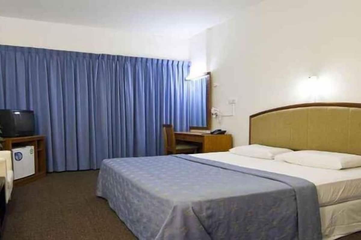 In-room safe, desk, free WiFi