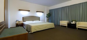 In-room safe, desk, free WiFi - Hotel Supreme (Singapore)