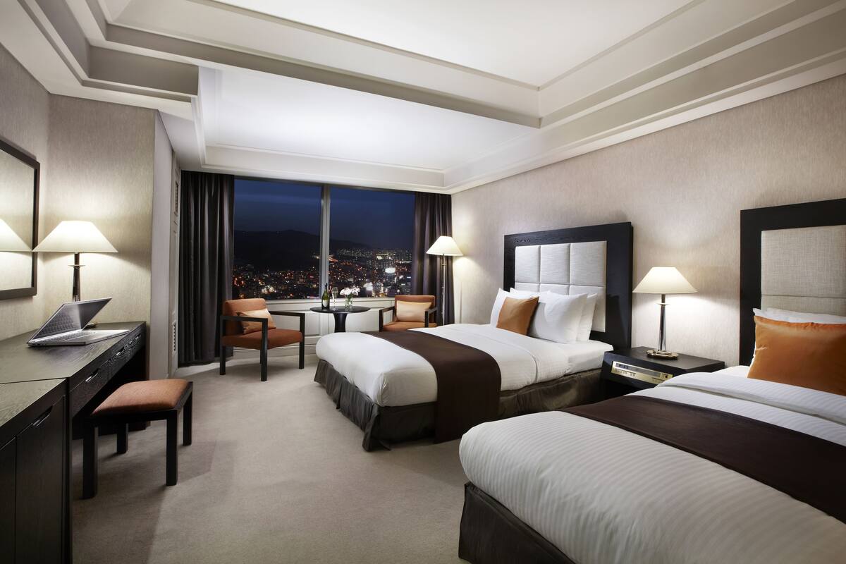 Tvåbäddsrum för familj - utsikt mot staden (Deluxe)