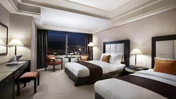 Tvåbäddsrum för familj - utsikt mot staden (Deluxe)