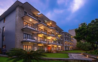 Fachada de la propiedad por la tarde o noche