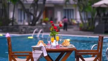 2 restaurants; breakfast, lunch, and dinner served
