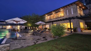 Hồ bơi ngoài trời, ghế dài tắm nắng 