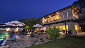 Outdoor pool, sun loungers