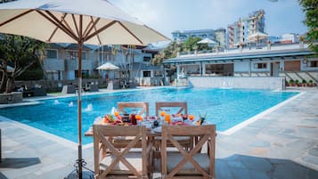 Hồ bơi ngoài trời, ghế dài tắm nắng