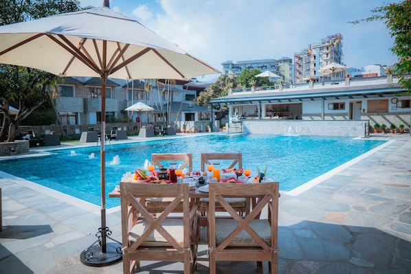 Outdoor pool, pool loungers