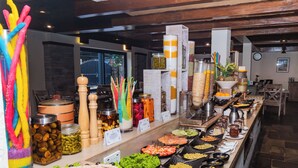 Bữa sáng buffet hàng ngày với phụ phí nhỏ 