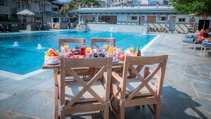 Quầy bar bên hồ bơi