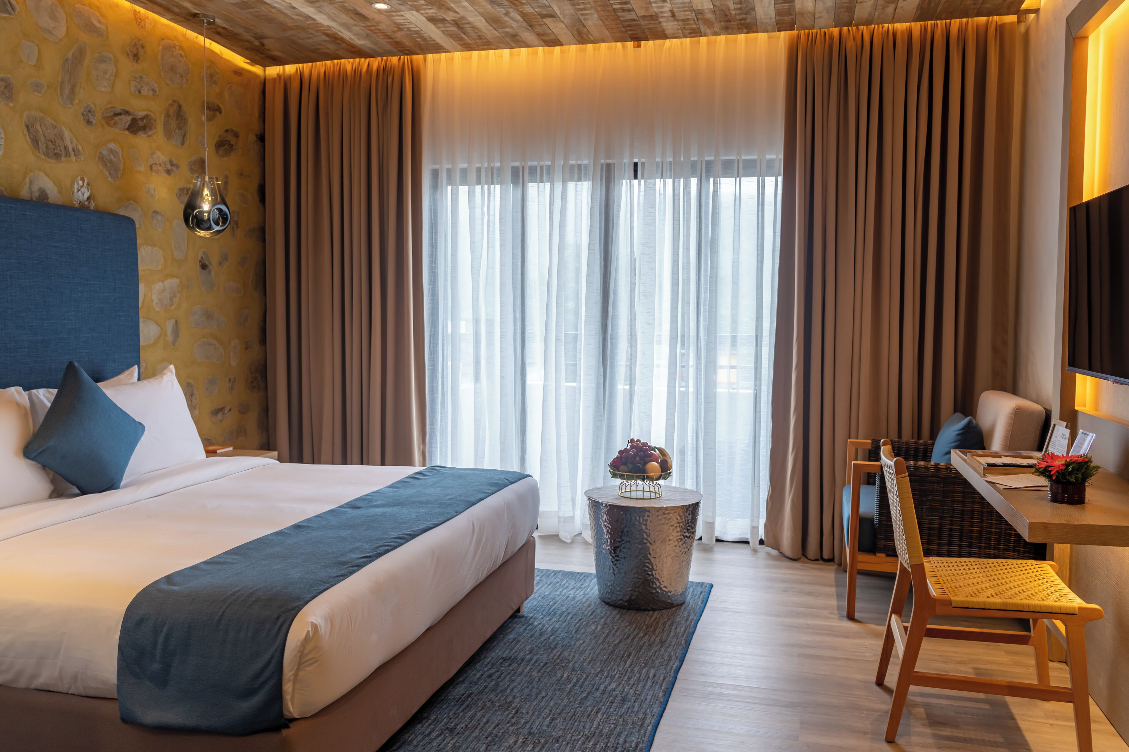 deluxe double or twin room | 1 bedroom, pillow-top beds, in-room safe, individually decorated