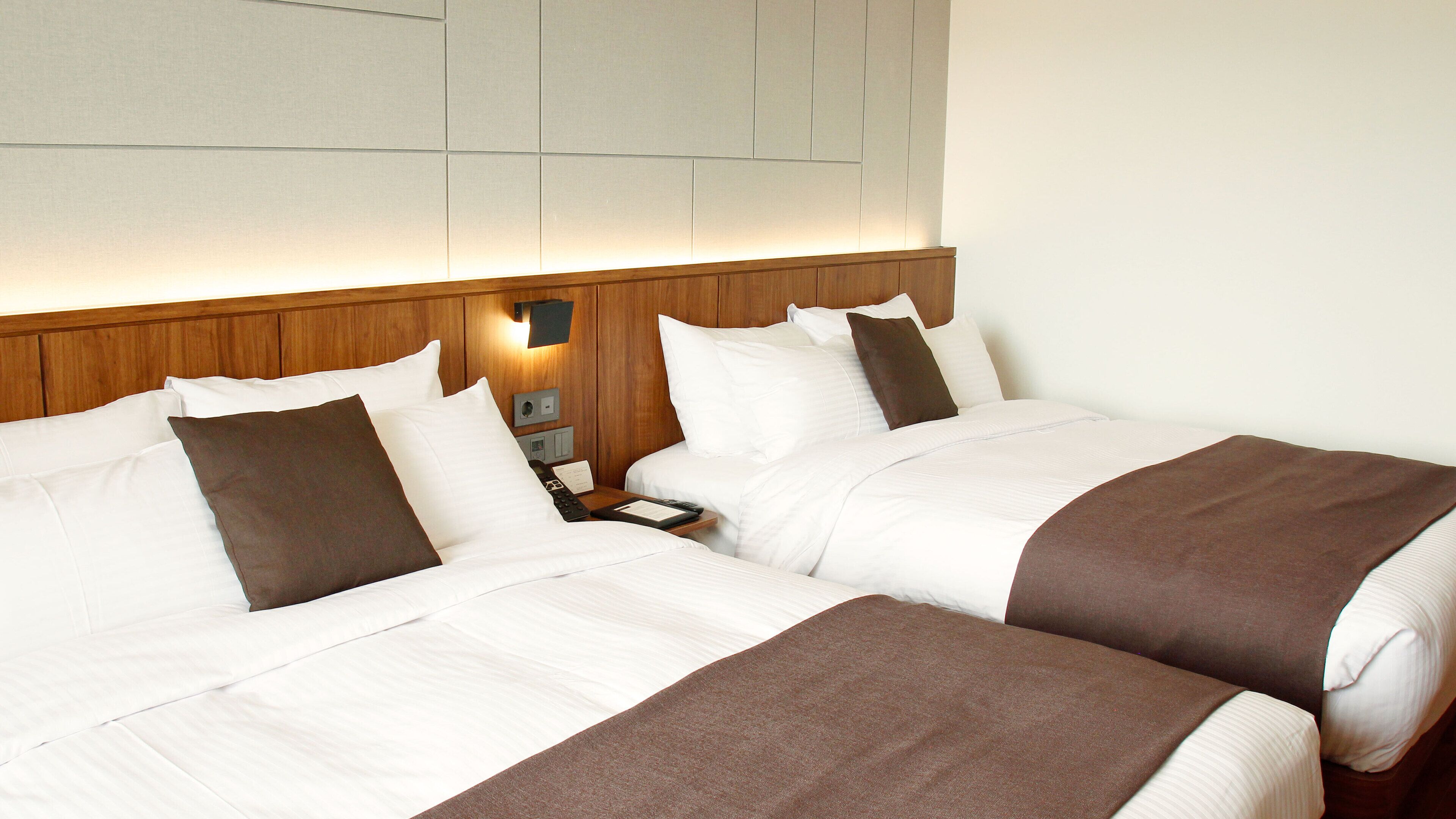 deluxe twin room, lake view | 1 bedroom, premium bedding, free minibar items, in-room safe