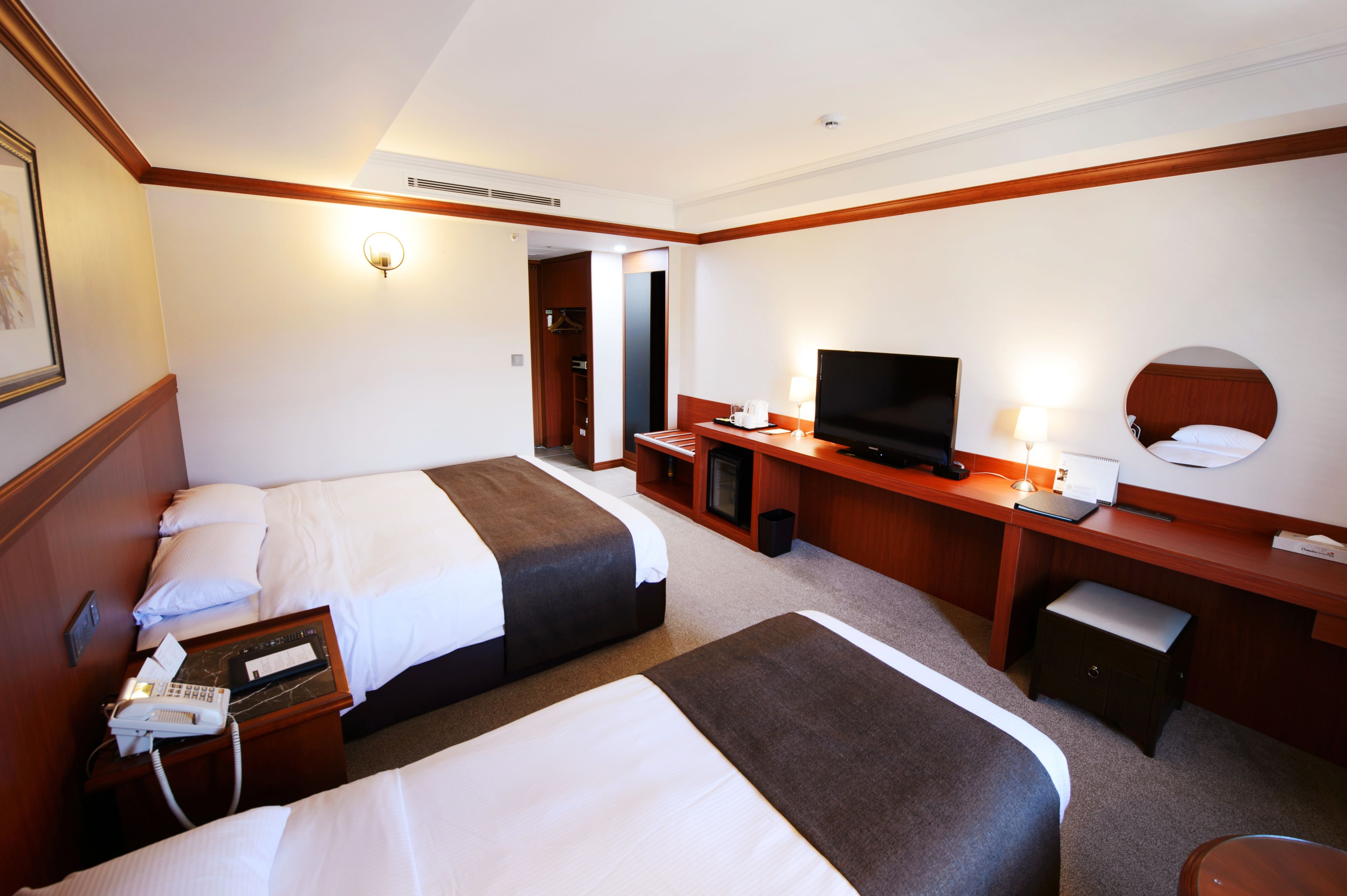 deluxe twin room, lake view | 1 bedroom, premium bedding, free minibar items, in-room safe