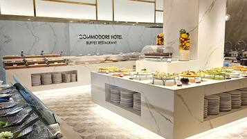 Daily buffet breakfast (KRW 33000 per person)