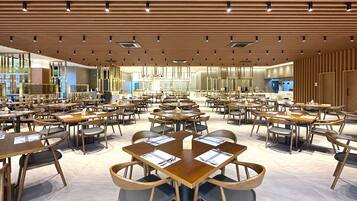 Daily buffet breakfast (KRW 33000 per person)