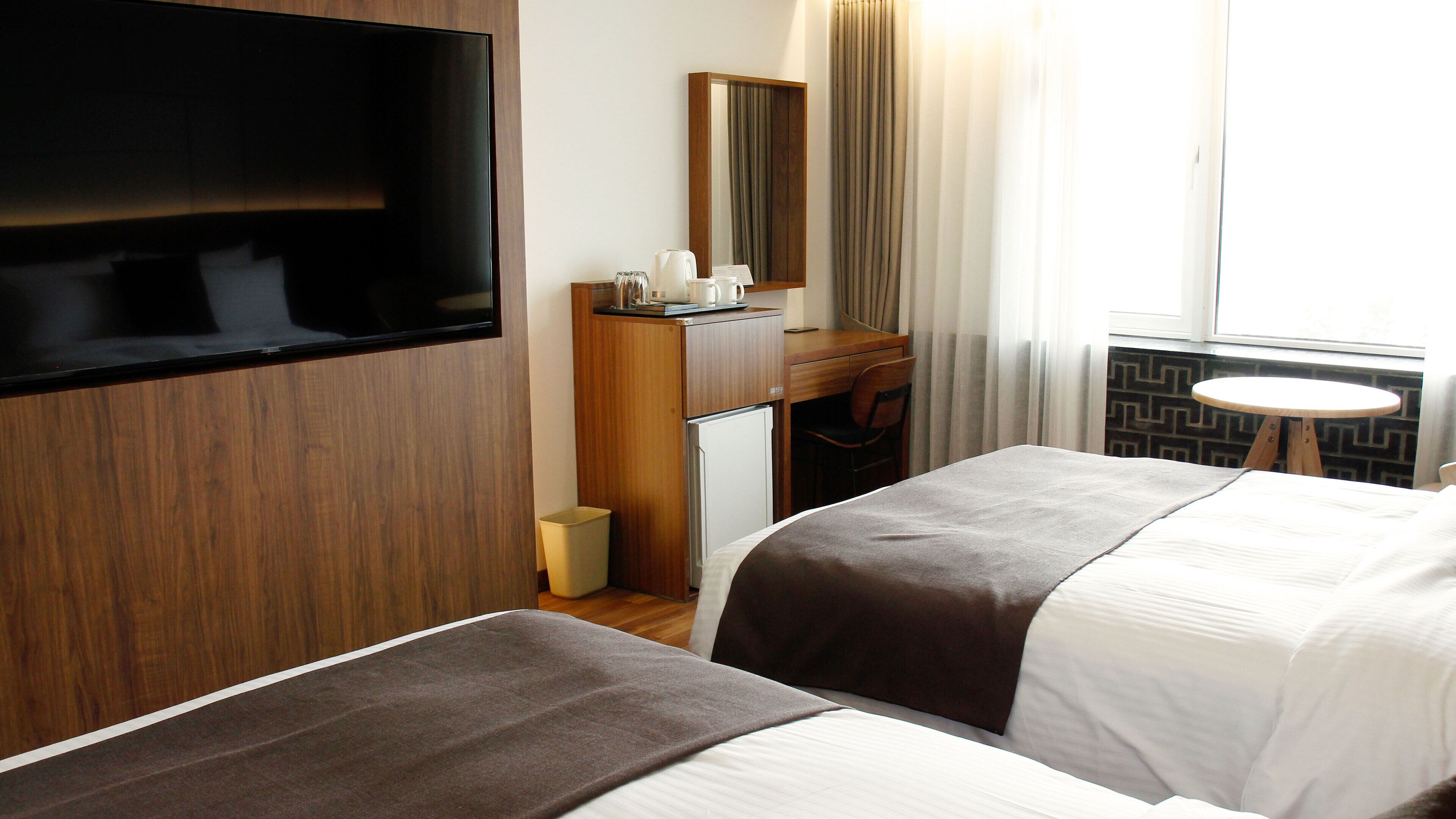 deluxe twin room, lake view | 1 bedroom, premium bedding, free minibar items, in-room safe