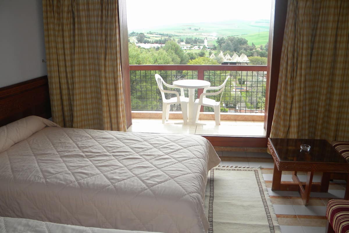 Camera con 2 letti singoli | Biancheria da letto di alta qualità, minibar, una cassaforte in camera
