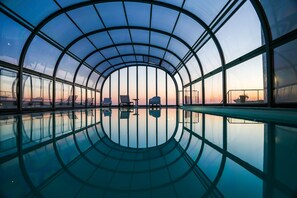 Indoor pool, open 10:00 AM to 8:00 PM, sun loungers - Hotel Praia (Nazaré)